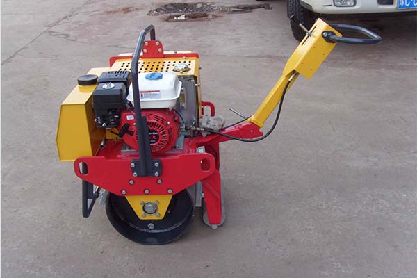 小型<a href='http://www.dcxxcl.cn' target='_blank'>壓路機(jī)</a>