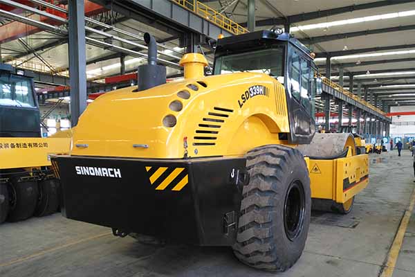 大型<a href='http://www.dcxxcl.cn' target='_blank'>壓路機(jī)</a>